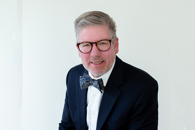 Elmhurst学院学术事务副校长和教师Dean Pribbenow院长的照片。