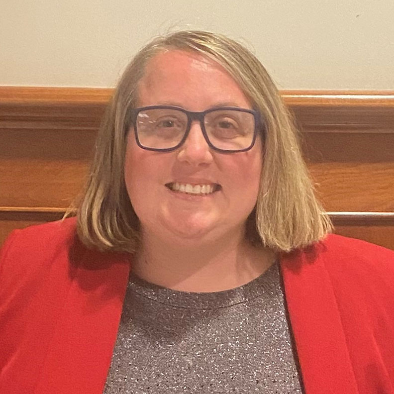 Dara Fitzpatrick,埃尔姆赫斯特大学校友会董事会成beplay体育飞翔下载员。