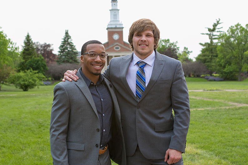 Elmhurst College 苹果beplay下载Athletics 2019名人堂入选者Scottie Williams和Joe W. Rau。