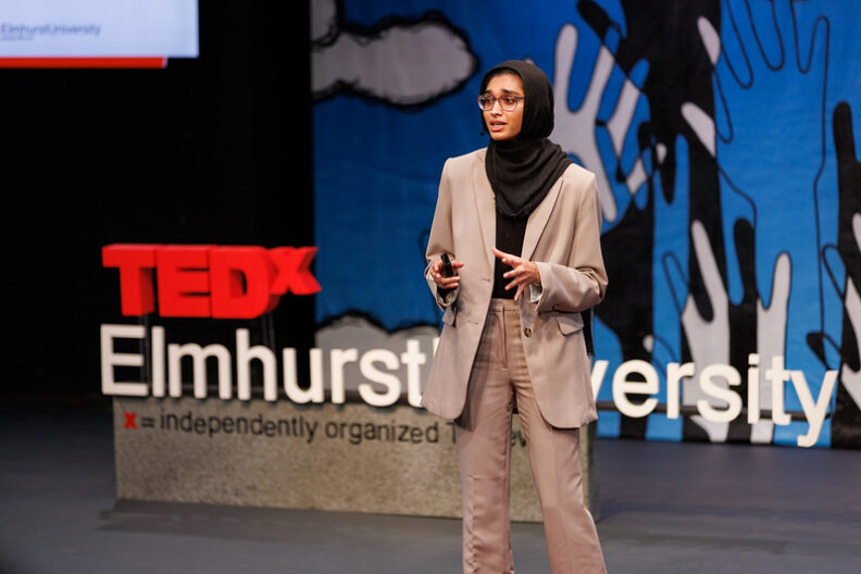 Shahnaaz Sakkaria在tedxelmhurst大学的首届活动中在台上发言。