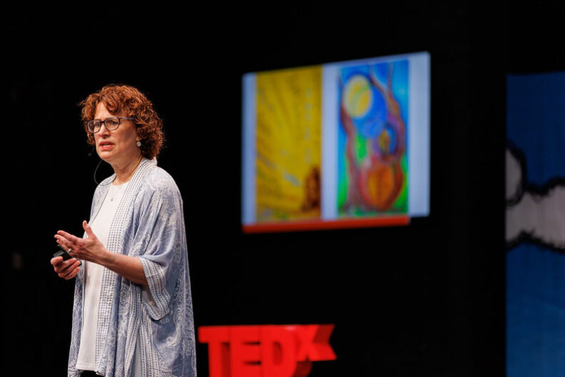 苏珊·弗里克在tedxelmhurst大学的首届活动中在台上发言。