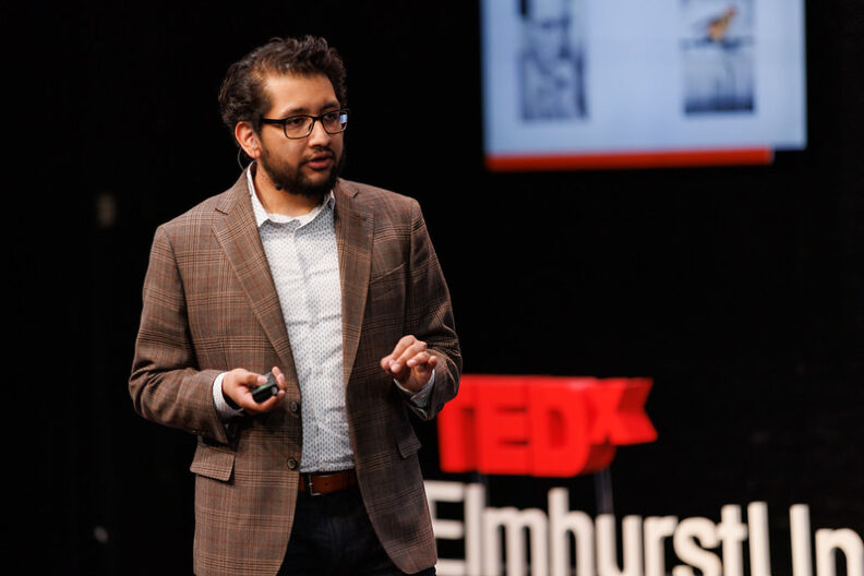 埃德加·帕洛米诺在TedxElmhurstUniversity的开幕式上发表演讲。